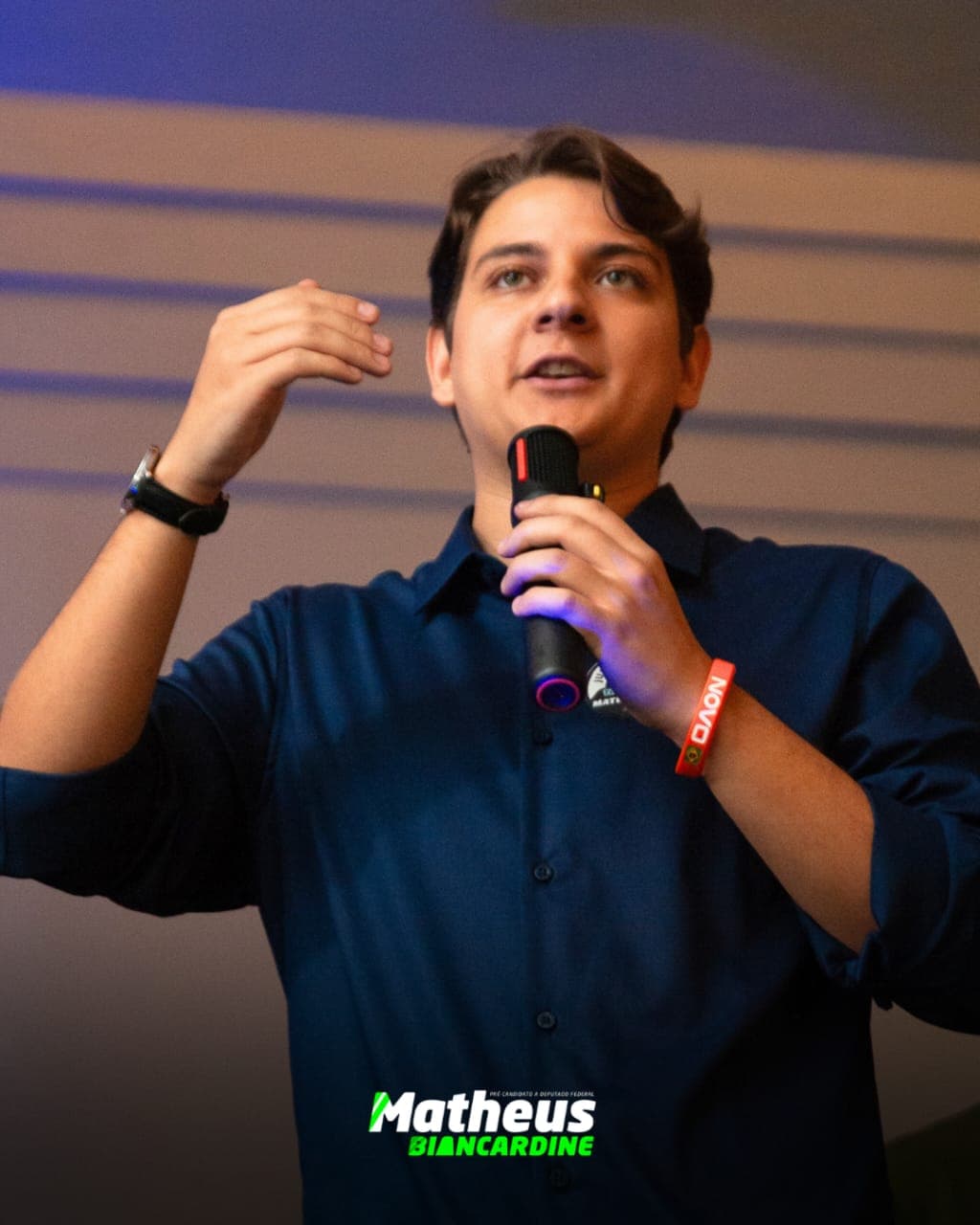 Matheus conversando com o público em um encontro